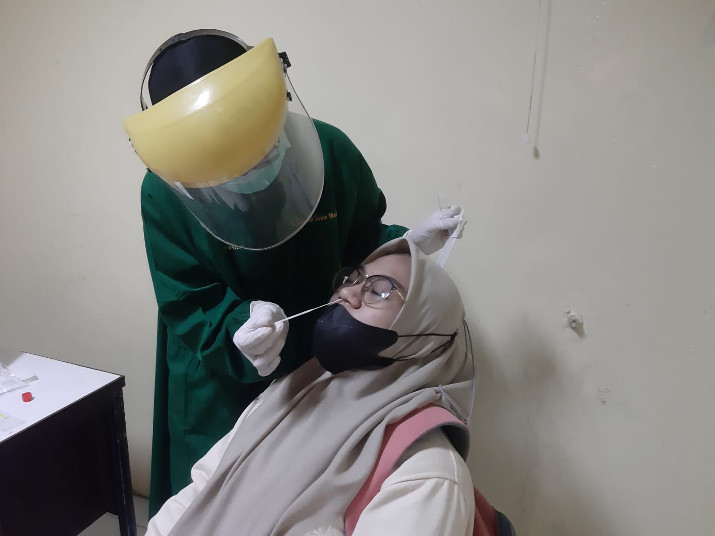 Pemeriksaan Swab PCR mahasiswa Akademi Harum (1)