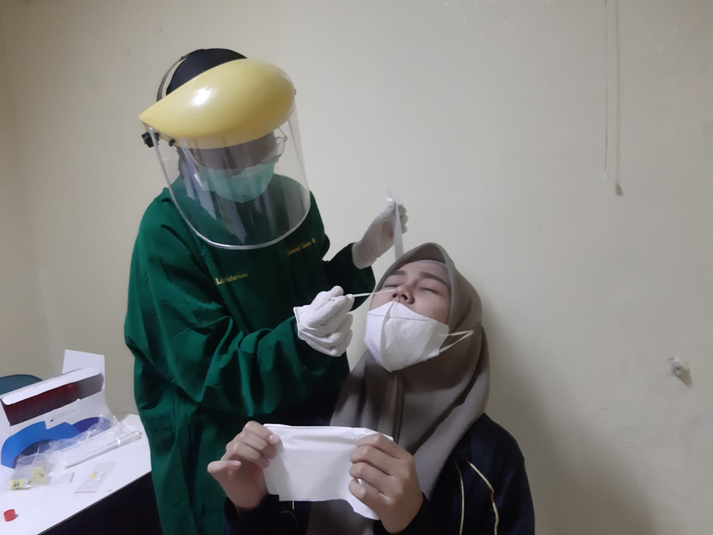 Pemeriksaan Swab PCR mahasiswa Akademi Harum (3)